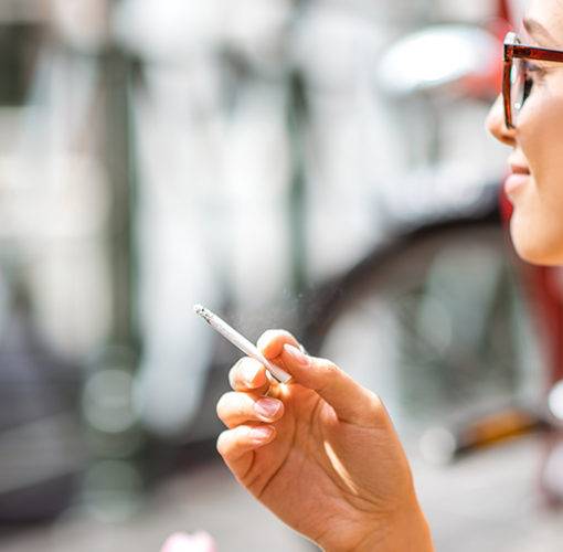 Palenie jointa palenie marihuany na swiezym powietrzu